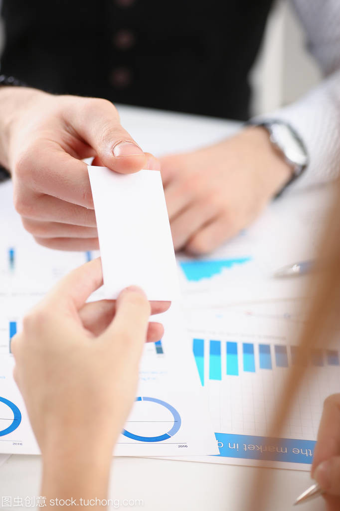 西装革履与空白名片 销售业务的微妙信号